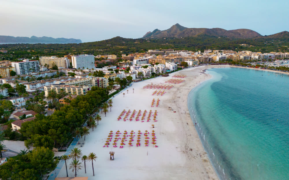 Alcudia Beach Spain – Best beaches in Alcudia © Image Courtesy of ChrisHepburn from Getty Images Signature by Canva
